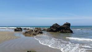 Ubicación a pie de playa, cabañas de uso gratuito, tumbonas y sombrillas