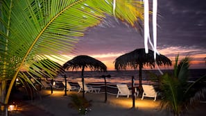 Ubicación a pie de playa, cabañas de uso gratuito, tumbonas y sombrillas
