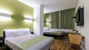 1 Schlafzimmer, hochwertige Bettwaren, Zimmersafe, Schreibtisch