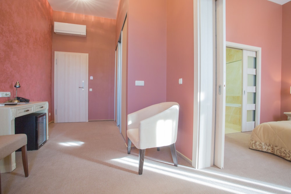 Photo - Mackintosh Hotel