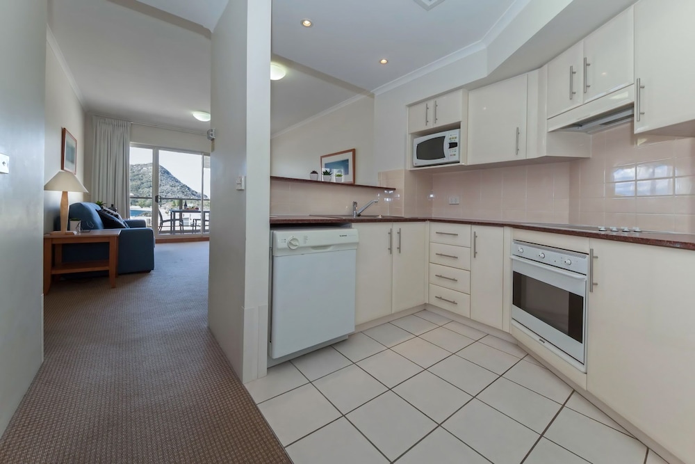 Barrington, 709/35-45 Shoal Bay Road