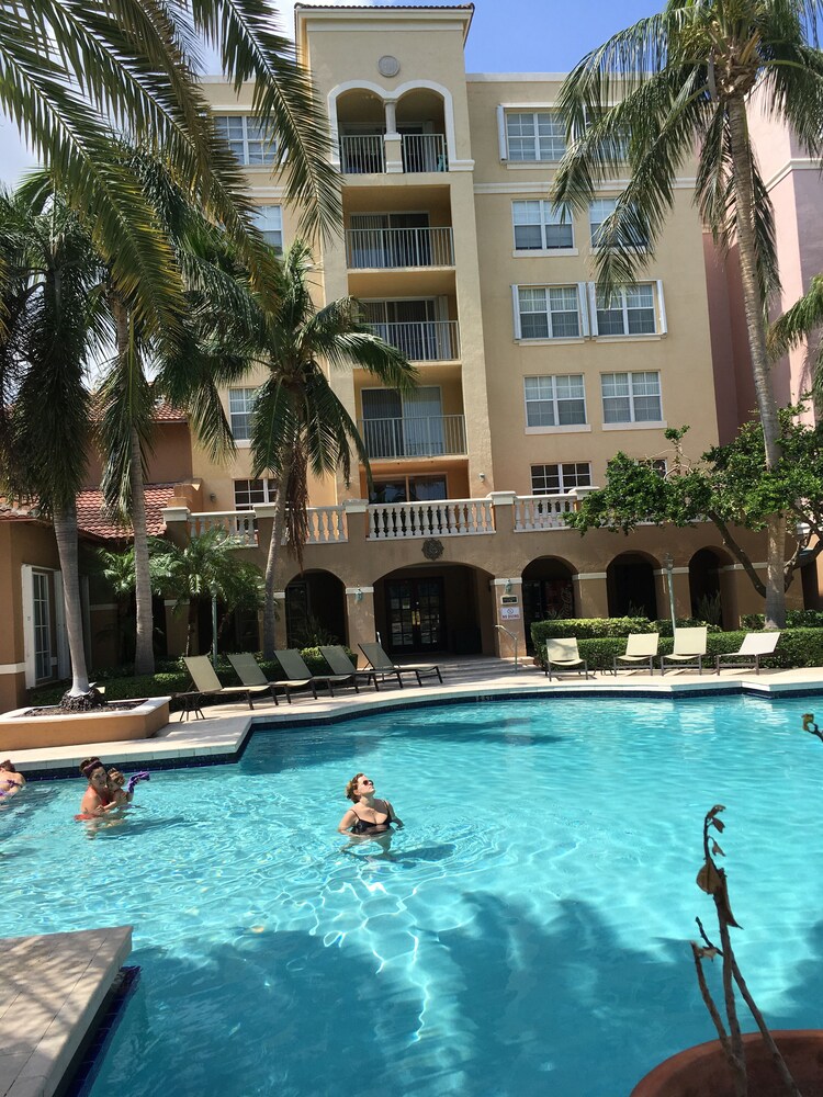 Yacht Club of Aventura for 7 guests plus baby play pen Aventura Vrbo