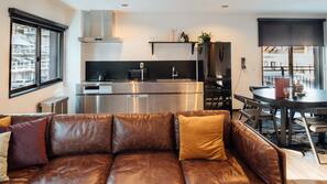 Full-sized fridge, microwave, hob, dishwasher
