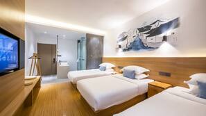Minibar, escritorio, cortinas opacas y wifi gratis