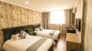 Minibar, escritorio, cortinas opacas y wifi gratis