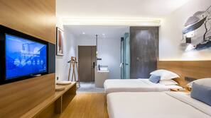 Minibar, escritorio, cortinas opacas y wifi gratis