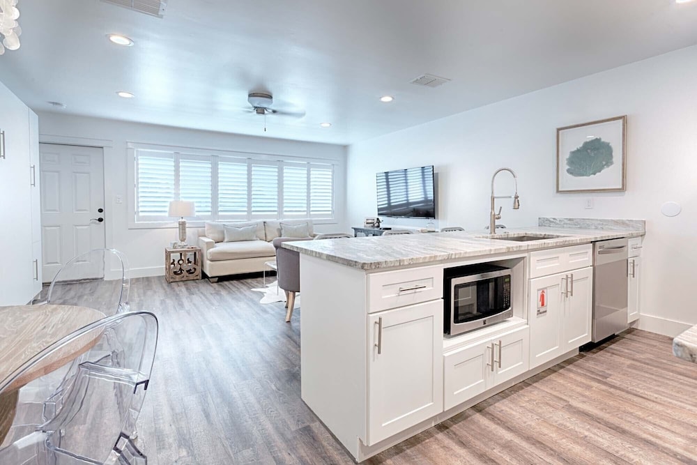 Chic Seagrove Condo, PET FRIENDLY! 🐶 2min Walk to Beach w/Pool