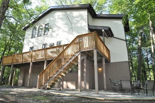 Great Place to stay Woodland Retreat House - 6 Br Home near East Stroudsburg 