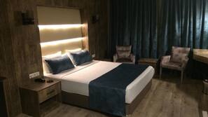Minibar, Zimmersafe, Schreibtisch, Bügeleisen/Bügelbrett