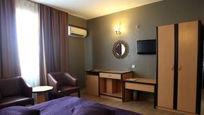 Minibar, Zimmersafe, Schreibtisch, Bügeleisen/Bügelbrett