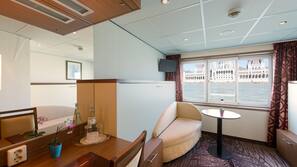 Een 55-cm flatscreentelevisie met satellietzenders en een televisie
