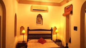 Premium bedding, desk, free rollaway beds