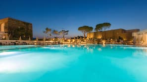Outdoor pool, pool umbrellas, sun loungers