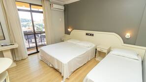 Frigobar, escrivaninha, cortinas blackout, ferros/tábuas de passar roupa