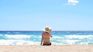 Una spiaggia nelle vicinanze