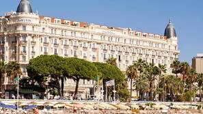 Una spiaggia nelle vicinanze