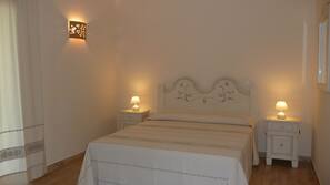 1 Schlafzimmer, hochwertige Bettwaren, Schreibtisch, kostenloses WLAN