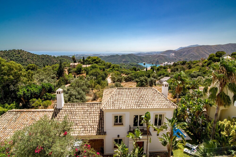 SBCC 2 bedroom villa with breathtaking views Roomservice in Istan, Spain