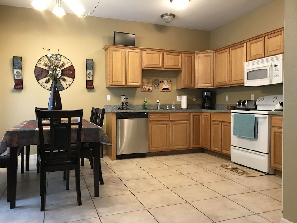 3 Bedroom Amazing Home With Back Patio Close To Beach And Silver