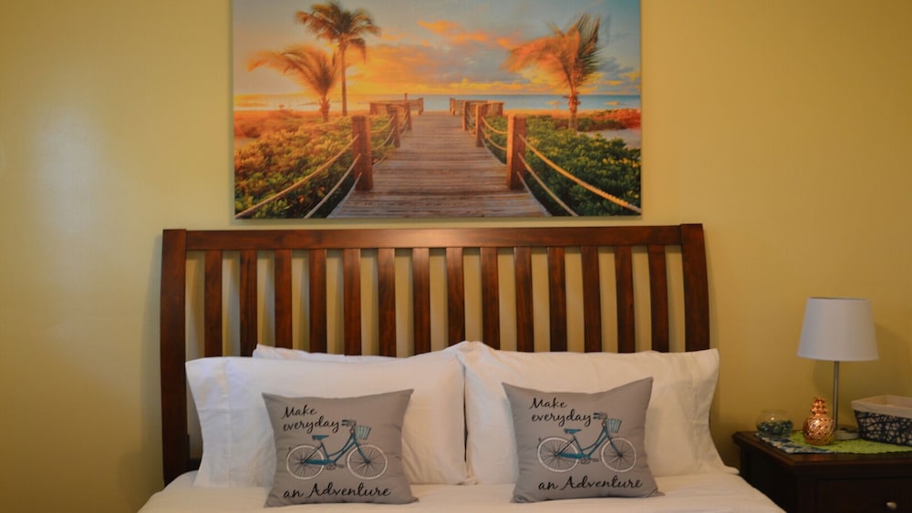  Shades of Summer 1.6 Miles From Hardrock Stadium Cozy And Comfy Home