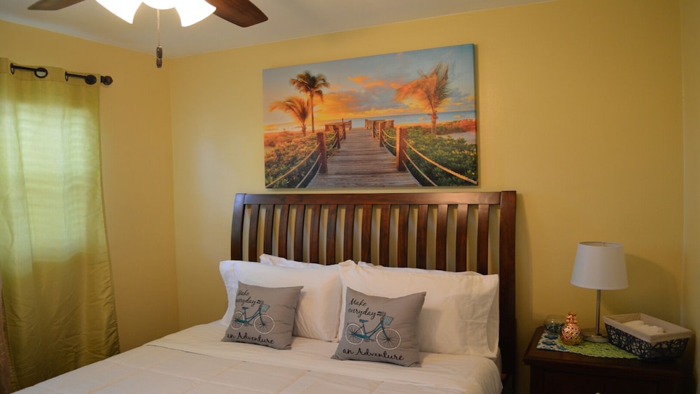  Shades of Summer 1.6 Miles From Hardrock Stadium Cozy And Comfy Home