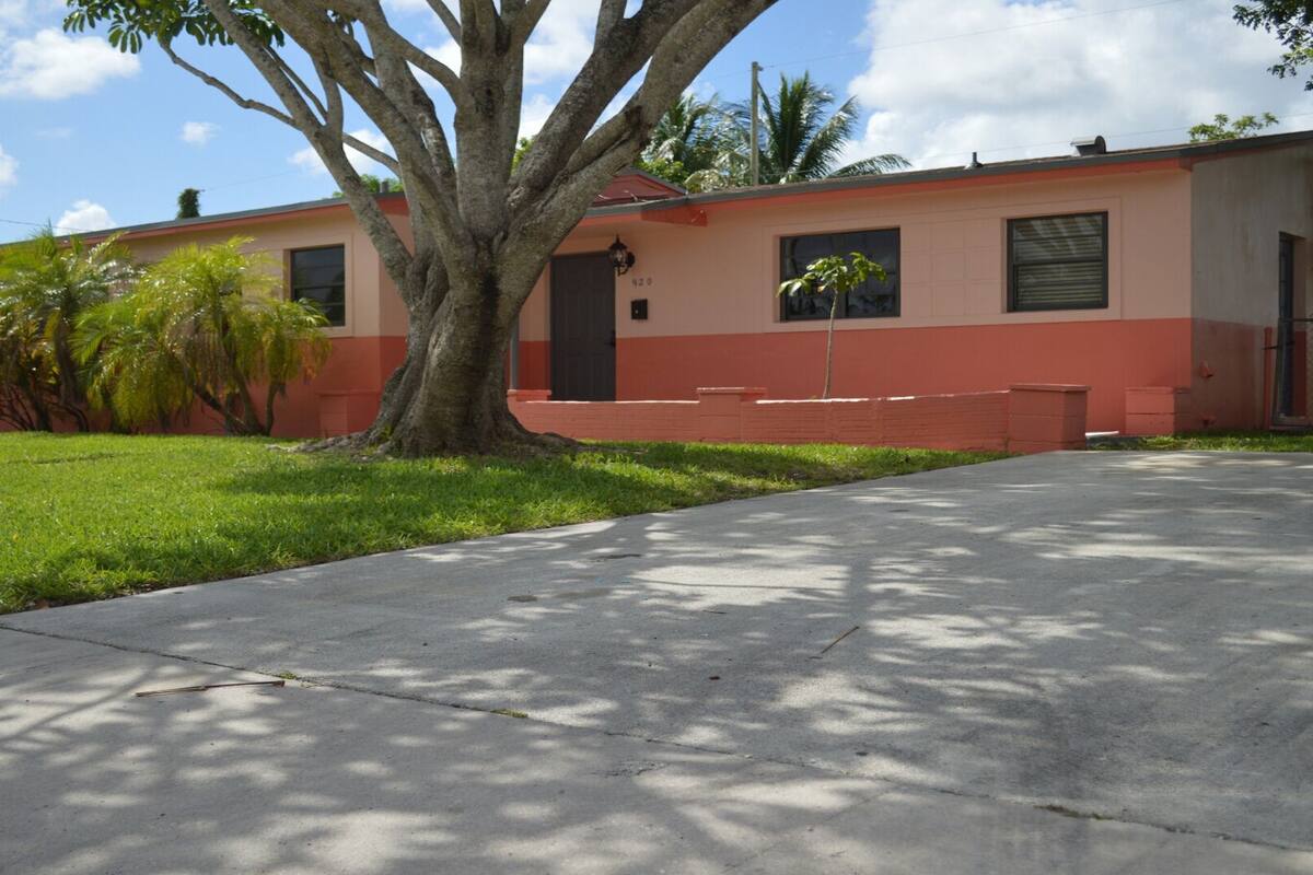 Shades Of Summer 1 6 Miles From Hardrock Stadium Cozy And Comfy Home 2020 Room Prices Deals Reviews Expedia