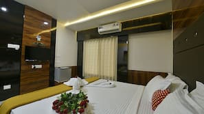 1 bedroom, premium bedding, in-room safe, desk