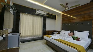 1 bedroom, premium bedding, in-room safe, desk
