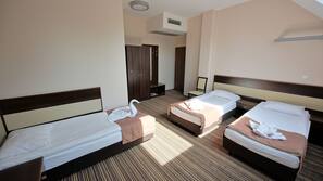 高級寢具、窗簾、熨斗/熨衫板、免費嬰兒床