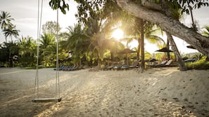 Am Strand, Liegestühle, Sonnenschirme, Sporttauchen