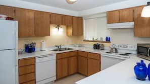 Fridge, oven, coffee/tea maker, toaster