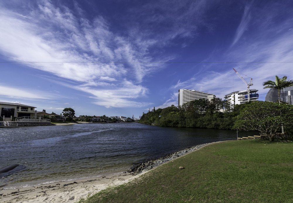 villa on the boulevard (broadbeach waters, aus)