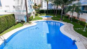 Una piscina al aire libre