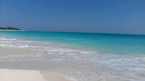 Sulla spiaggia, sabbia bianca, yoga
