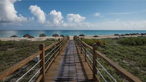 Sulla spiaggia, sabbia bianca, yoga