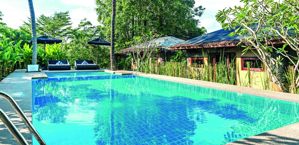 Acces O Persoana La Piscina Sezlong Umbrela Cafea