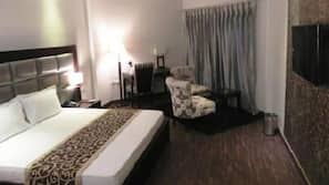 In-room safe, desk, free rollaway beds