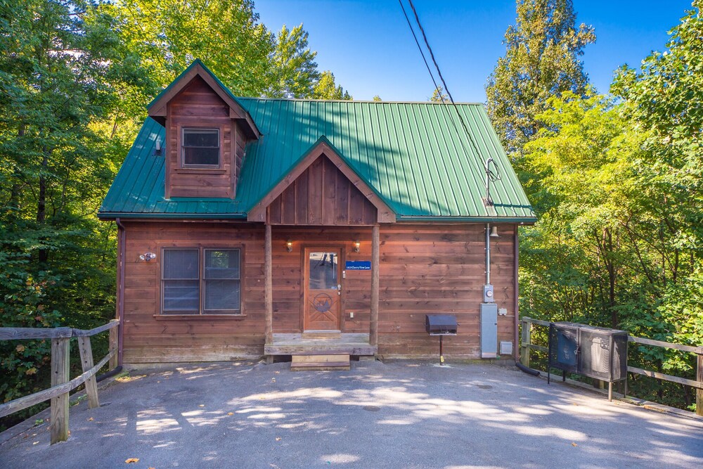 Enjoy The Peace And Quite Of The Mountains In This Beautiful Cabin