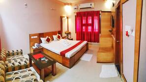 Premium bedding, in-room safe