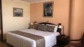 In-room safe, desk, soundproofing, free WiFi