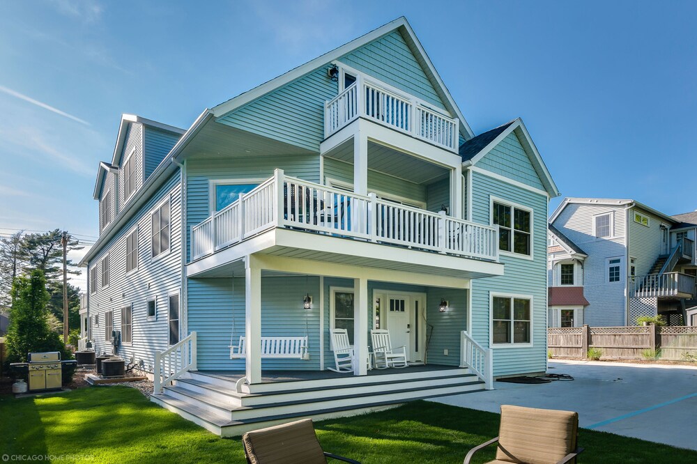 Luxury Beach House6 Bedrooms, Game Room, Yard, Fire PitWalk to Beach