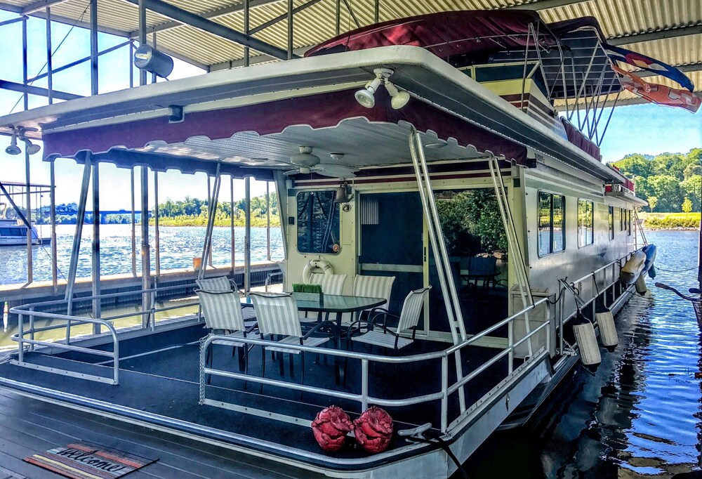 , Magnificent 70' Houseboat with Roof Top Party Deck Walking Distance to DT Knox