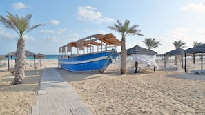 Plage privée, chaises longues, parasols, serviettes de plage