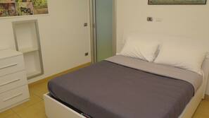 Premium bedding, desk, free WiFi