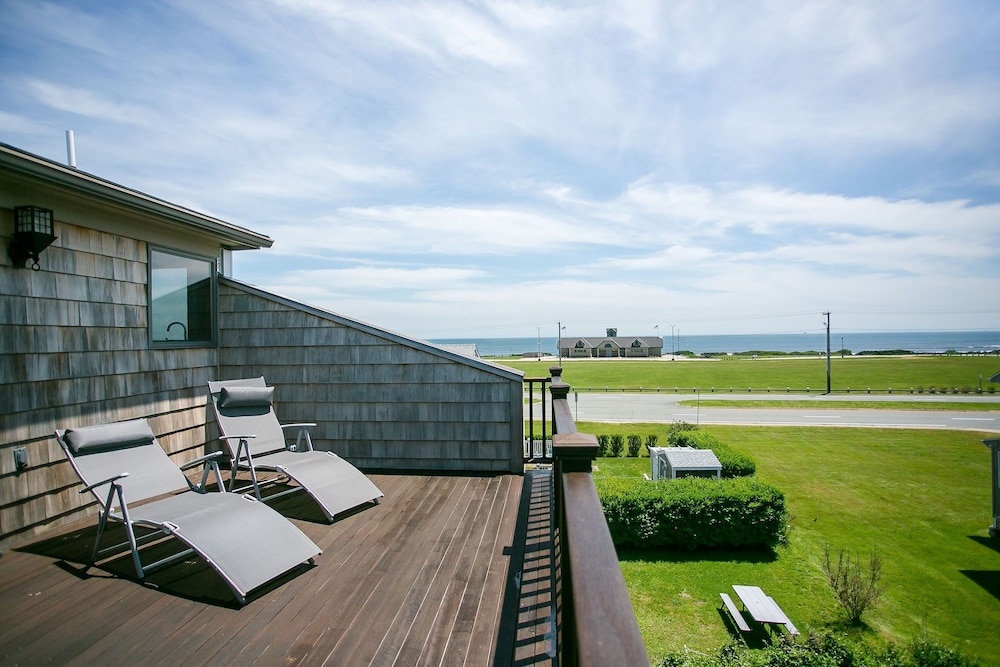 Looking for a vacation home that allows you to walk to the beach? Narragansett Vrbo
