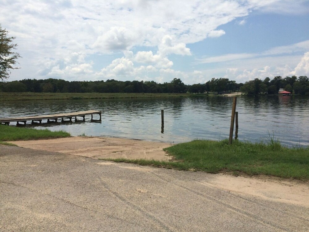 Callender Lake Cabin near Canton Trade Days and Artsy Edom,TX