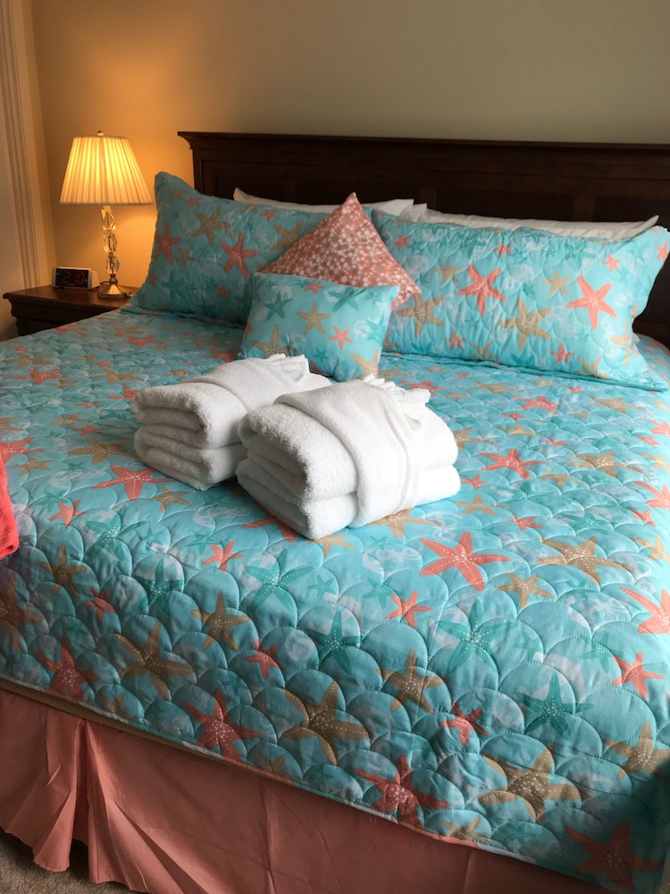 Beautifully Decorated, 1st Fl. Retreat! Steps to the beach. Spa On Port