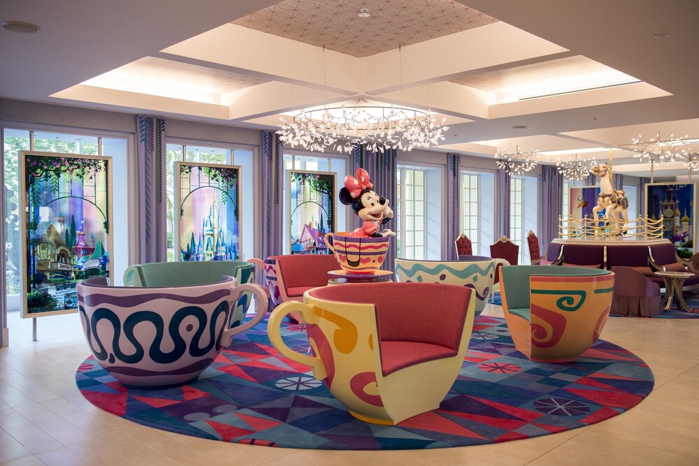 Отели дисней. Tokyo Disneyland Hotel. Отель Дисней. Тематический отель Токио Диснейленд. Дисней гостиной.