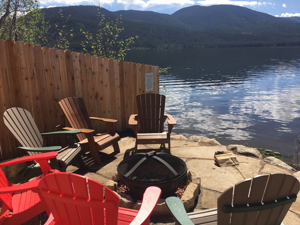 Lakefront Log Home on Shadow Mountain Lake private dock to fish or boat(no pets)