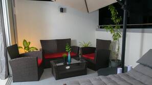 Flat-screen TV, fireplace